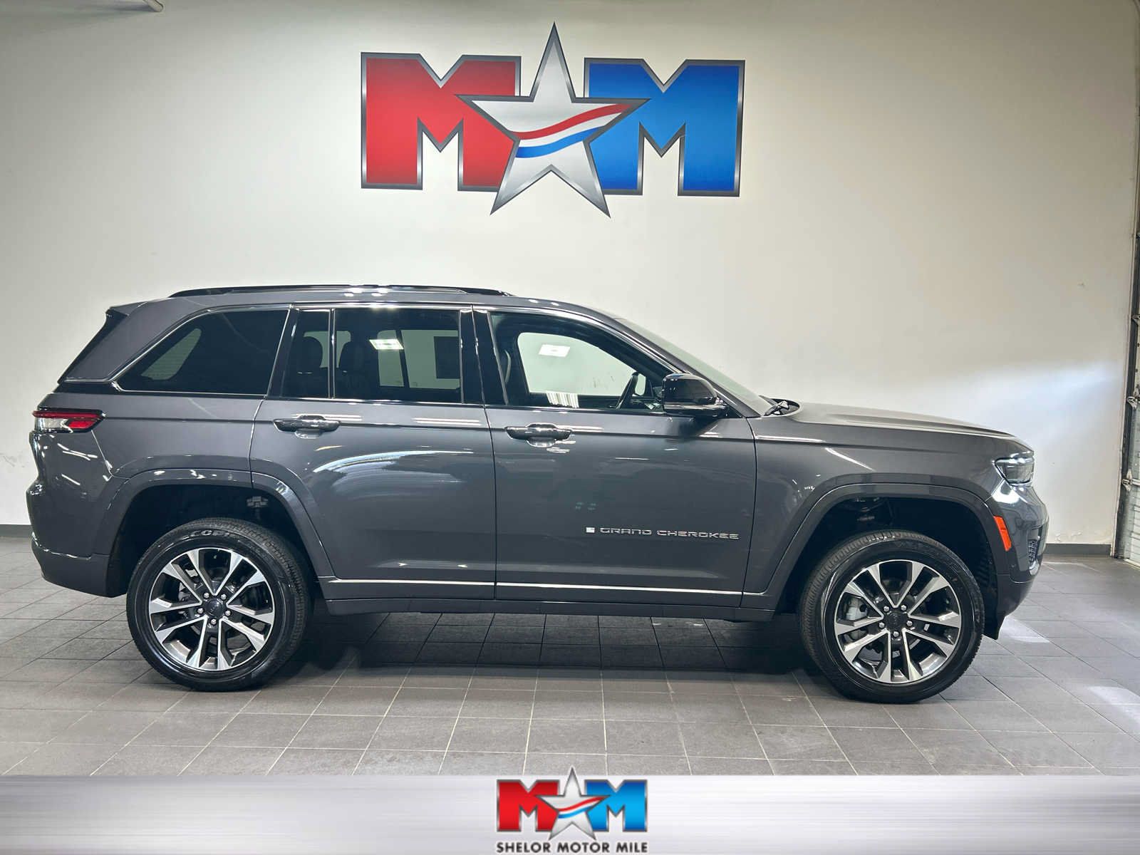 Used 2024 Jeep Grand Cherokee Overland w/ Adv Protech Group III AWD/4WD image 1