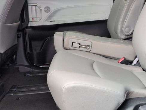 Certified 2025 Toyota Sienna XLE FWD image 26