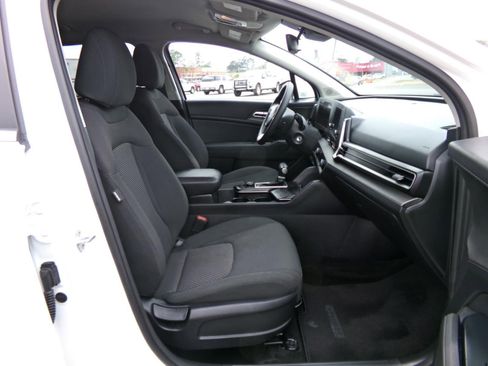 Used 2023 Kia Sportage LX image 16
