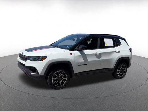 Used 2025 Jeep Compass Trailhawk AWD/4WD image 8