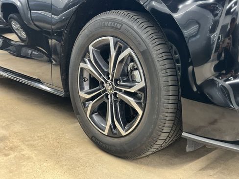 Used 2025 Toyota Sienna Platinum image 8