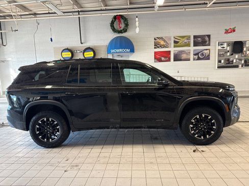 Used 2024 Chevrolet Traverse Z71 w/ Enhanced Driving Package image 2