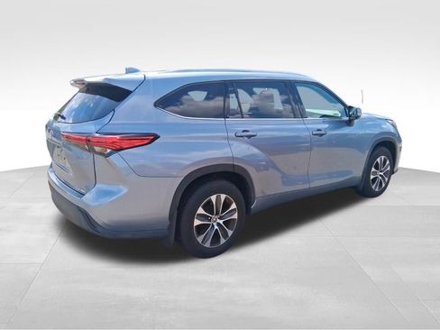Used 2021 Toyota Highlander XLE AWD/4WD image 5
