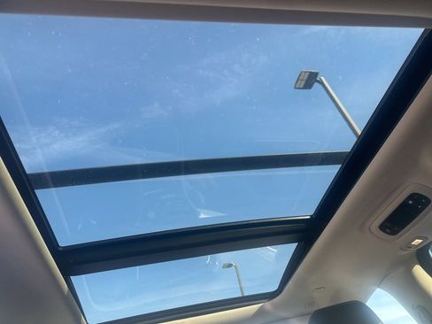 Used 2023 Chrysler Pacifica Limited image 9