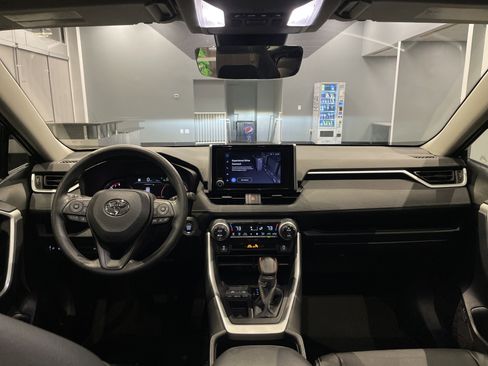 Used 2025 Toyota RAV4 XLE image 31