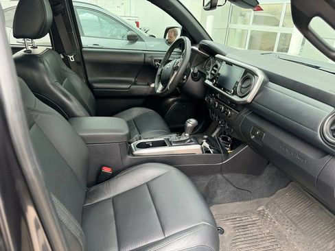 Used 2022 Toyota Tacoma Limited w/ Nightshade Package AWD/4WD image 10