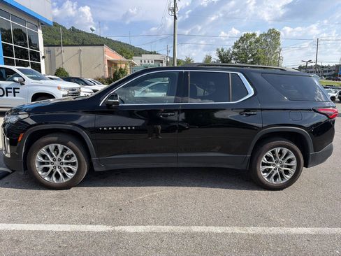 Used 2022 Chevrolet Traverse LT FWD image 2