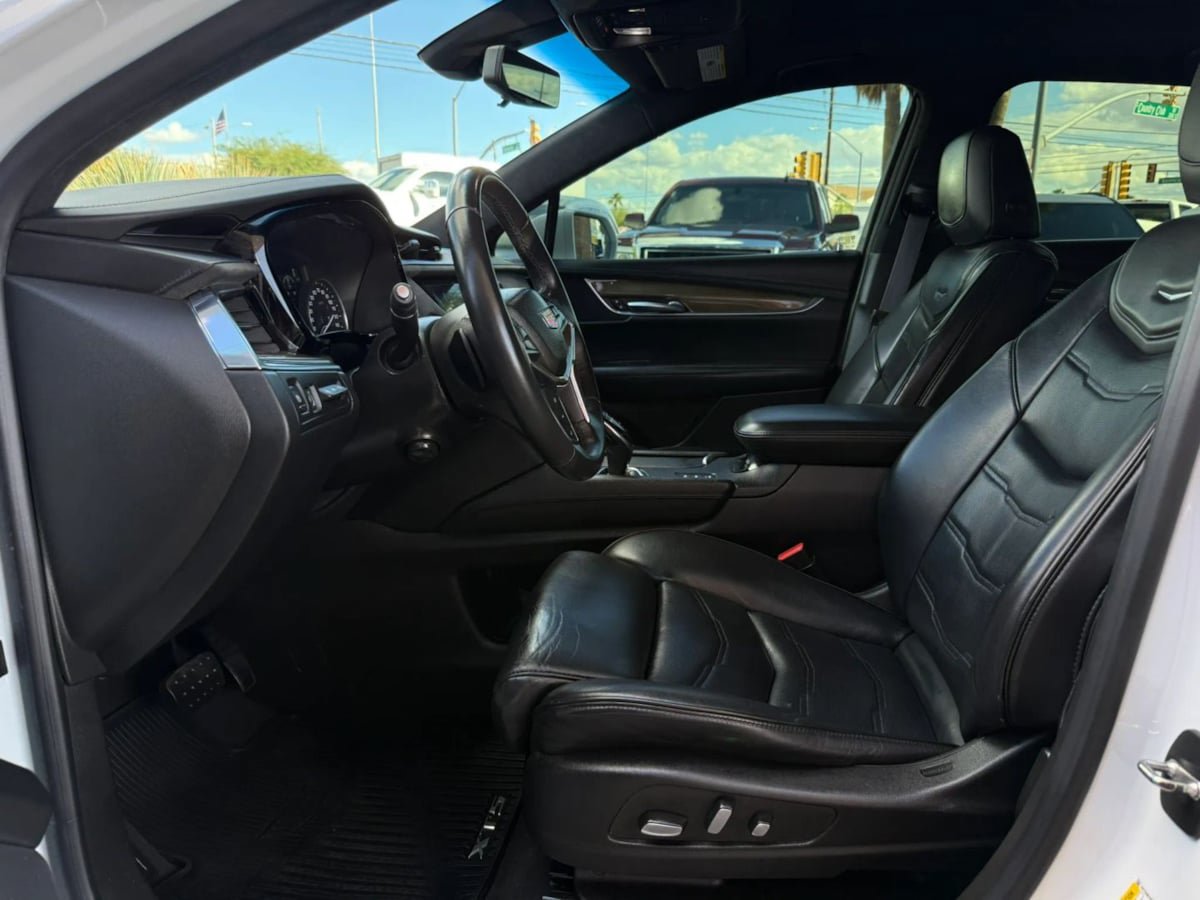 Used 2017 Cadillac XT5 Platinum w/ Driver Assist Package AWD/4WD image 40