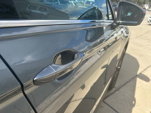 Used 2022 Volkswagen Tiguan SE image 33