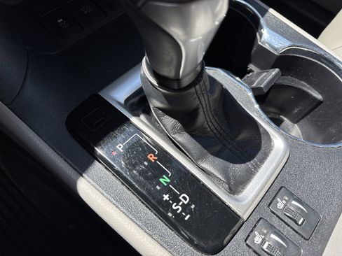 Used 2019 Toyota Highlander XLE AWD/4WD image 24