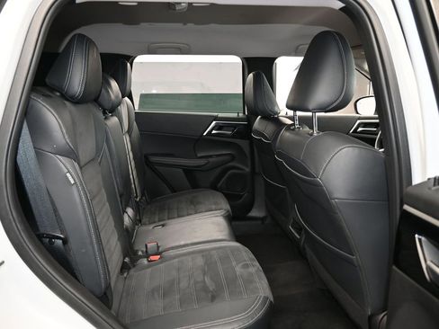 Used 2023 Mitsubishi Outlander SE image 45