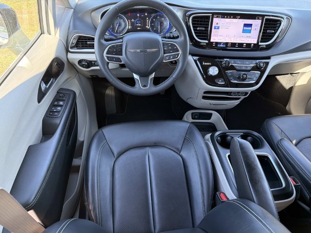Used 2024 Chrysler Pacifica Touring-L FWD image 14