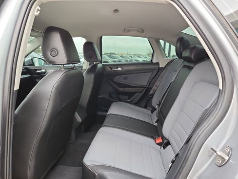 Certified 2025 Volkswagen Jetta SE image 12