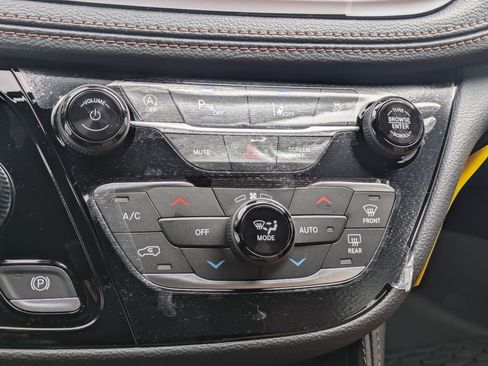 New 2026 Chrysler Pacifica Pinnacle image 15