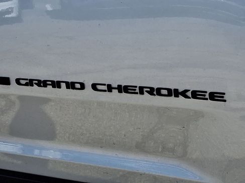 Used 2025 Jeep Grand Cherokee Altitude image 36