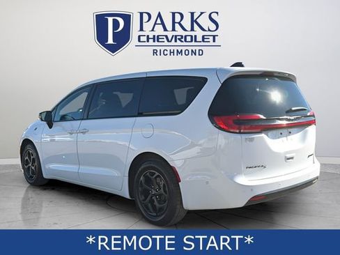 Used 2024 Chrysler Pacifica Select image 6