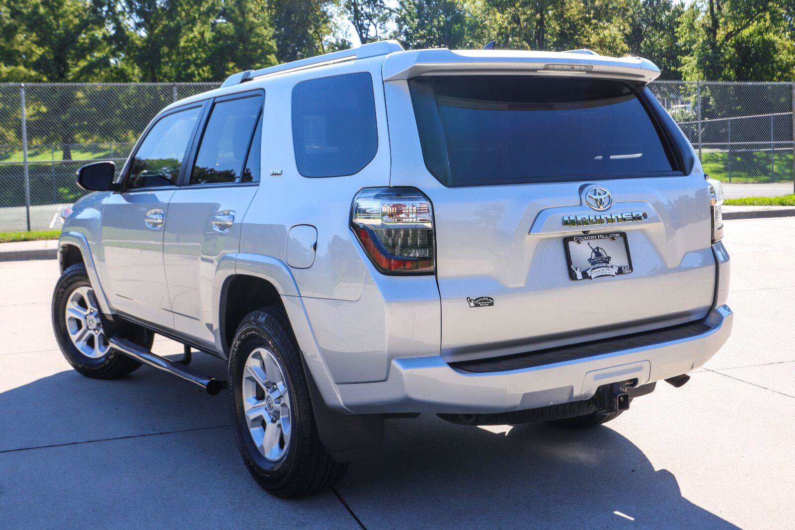 Used 2015 Toyota 4Runner SR5 AWD/4WD image 17