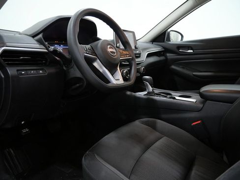 Used 2025 Nissan Altima 2.5 SV FWD image 11