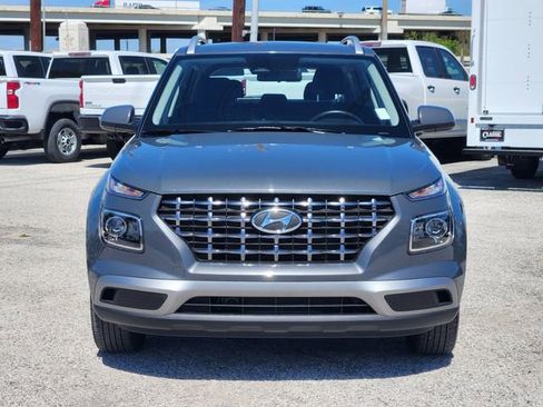 Used 2025 Hyundai Venue SEL image 2