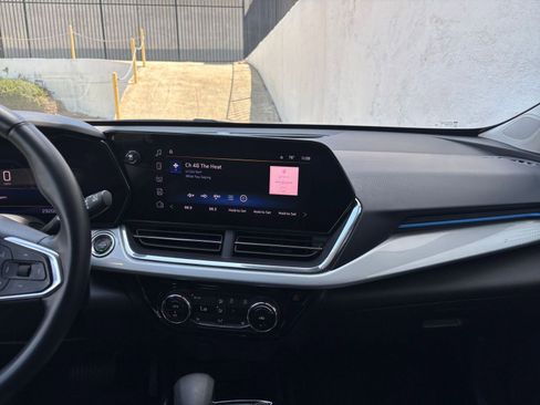 Used 2025 Chevrolet Trax LT w/ LT Convenience Package FWD image 17