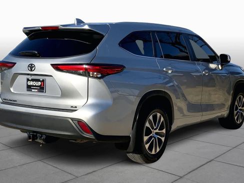 Used 2023 Toyota Highlander XLE image 12
