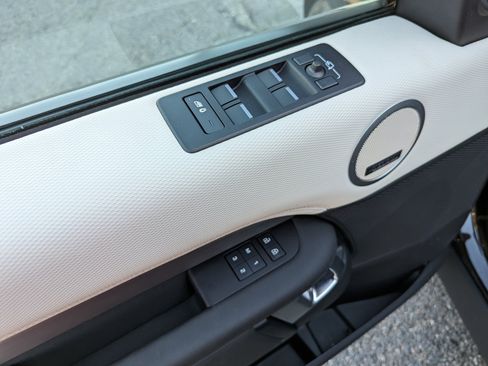 Used 2024 Land Rover Discovery Dynamic SE image 10