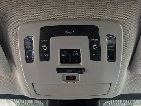 Used 2026 Toyota Sienna XLE FWD image 19