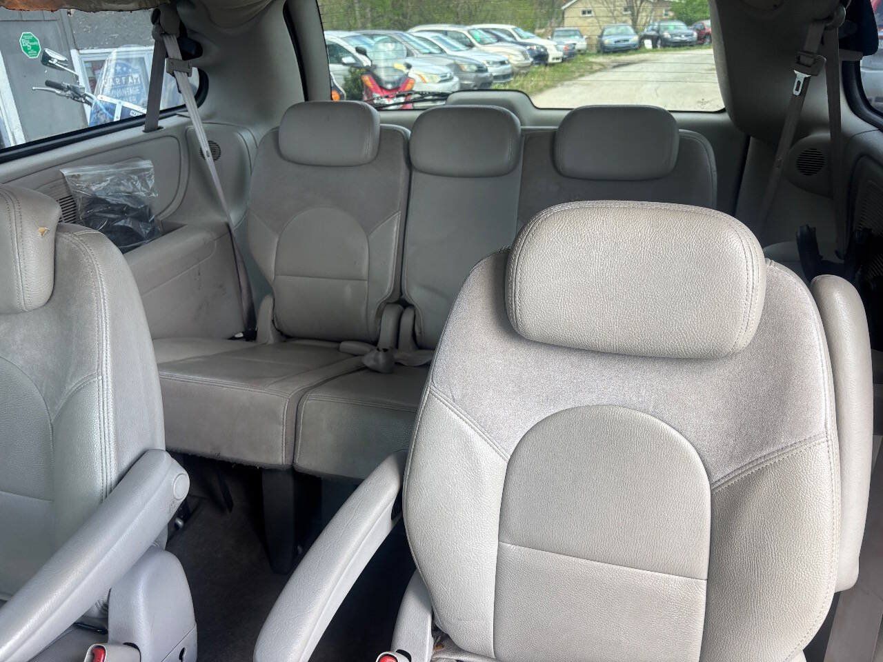 Used 2005 Chrysler Town & Country Limited w/ Trailer Tow Group FWD image 15