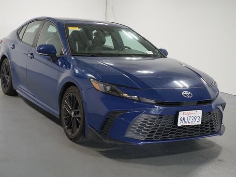 Used 2025 Toyota Camry SE FWD image 3