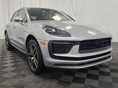 Certified 2025 Porsche Macan image 9