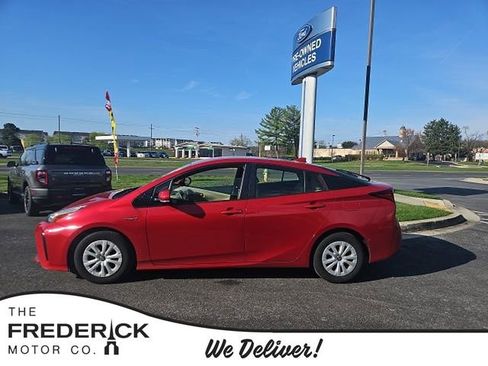 Used 2019 Toyota Prius LE image 1