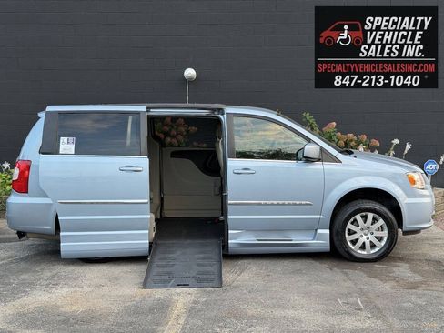 Used 2013 Chrysler Town & Country Touring FWD image 2