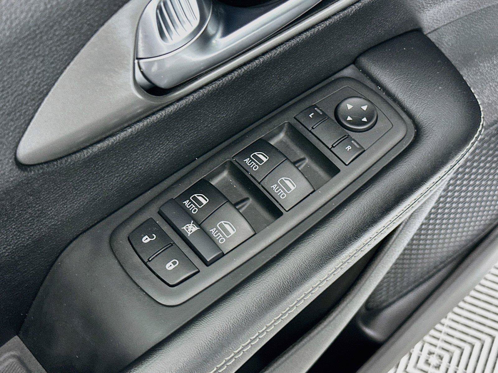 Used 2025 Chrysler Pacifica Select FWD image 20