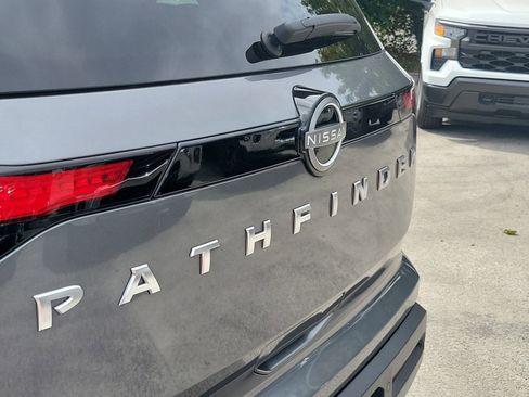 Used 2025 Nissan Pathfinder SV image 10