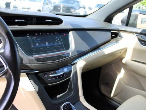 Used 2019 Cadillac XT5 FWD image 18