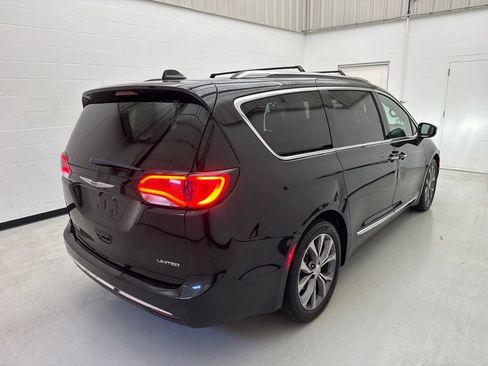 Used 2020 Chrysler Pacifica Limited FWD image 9