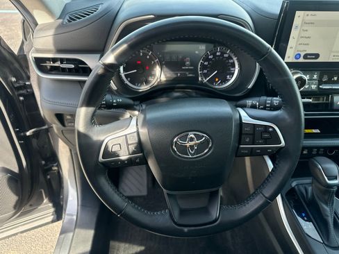 Used 2023 Toyota Highlander XLE AWD/4WD image 24