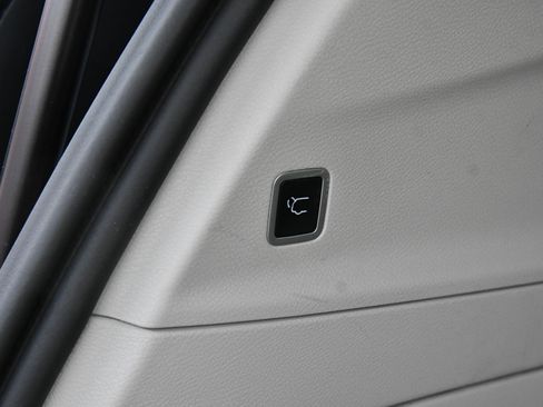 Used 2023 Chrysler Voyager LX image 44