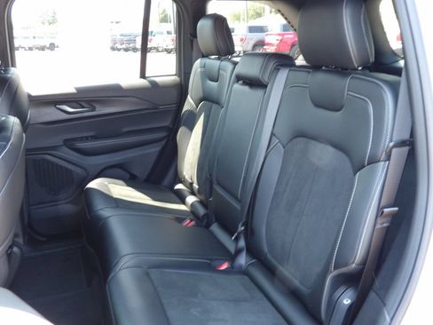 Used 2025 Jeep Grand Cherokee Altitude AWD/4WD image 20