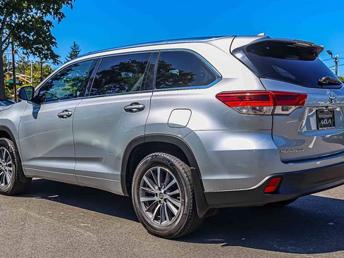 Used 2018 Toyota Highlander XLE AWD/4WD image 4
