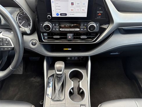 Used 2024 Toyota Highlander XLE image 11