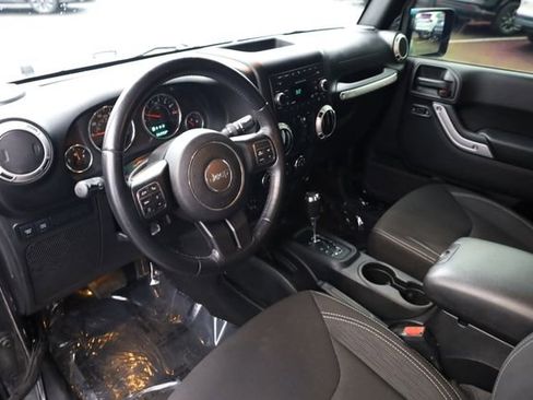 Used 2018 Jeep Wrangler Unlimited Rubicon w/ Connectivity Group image 11