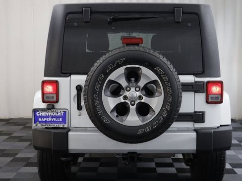 Used 2017 Jeep Wrangler Unlimited Sahara w/ Connectivity Group image 16