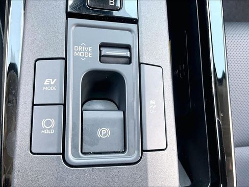 Used 2023 Toyota Prius XLE FWD image 31