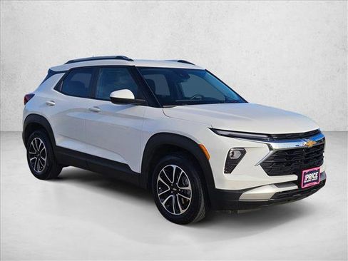 Used 2025 Chevrolet TrailBlazer LT image 3