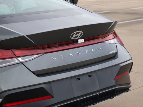Used 2025 Hyundai Elantra Limited image 7