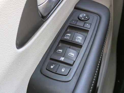 Used 2024 Chrysler Pacifica Touring-L image 20