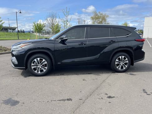 Used 2023 Toyota Highlander XLE AWD/4WD image 2