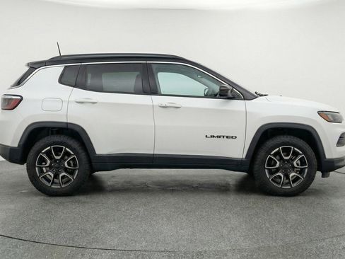 Used 2025 Jeep Compass Trailhawk AWD/4WD image 11