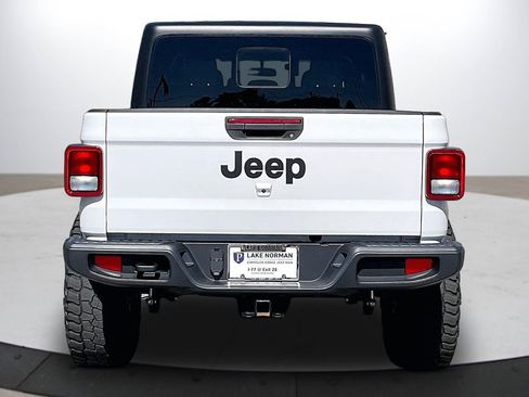 Certified 2022 Jeep Gladiator Sport AWD/4WD image 8